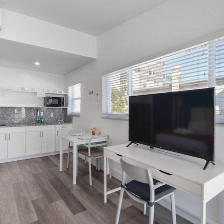 Spacious Studio With Balcony And Parking At The Beach -M46 Hollywood Bagian luar foto