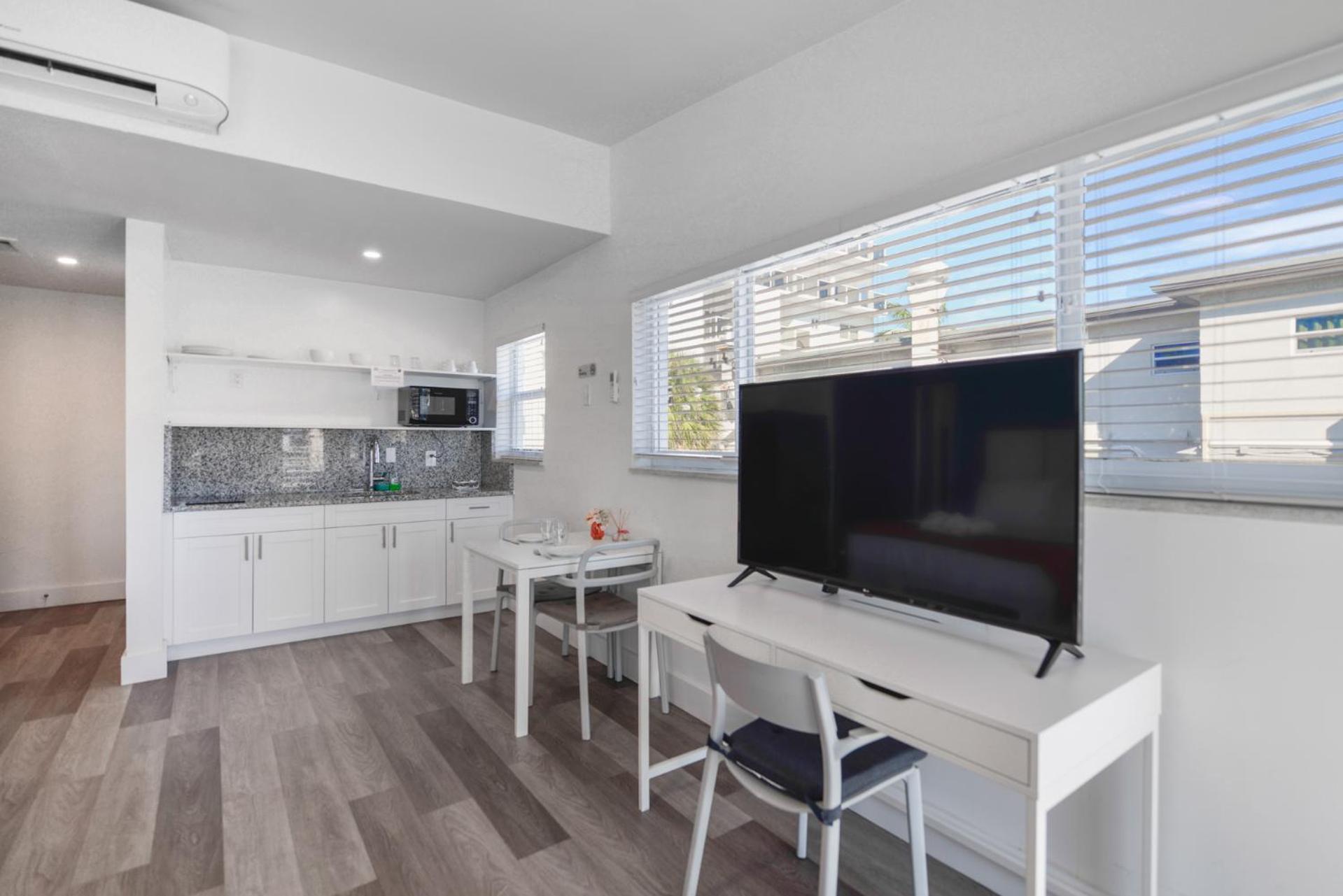 Spacious Studio With Balcony And Parking At The Beach -M46 Hollywood Bagian luar foto